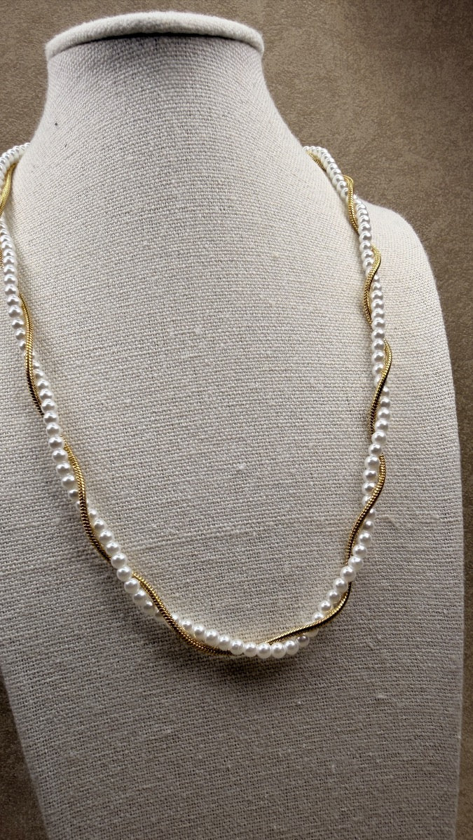 Collar perlas y cadena
