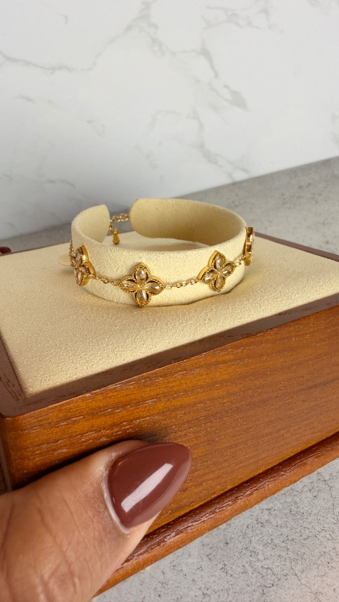 Elegant floral bracelet