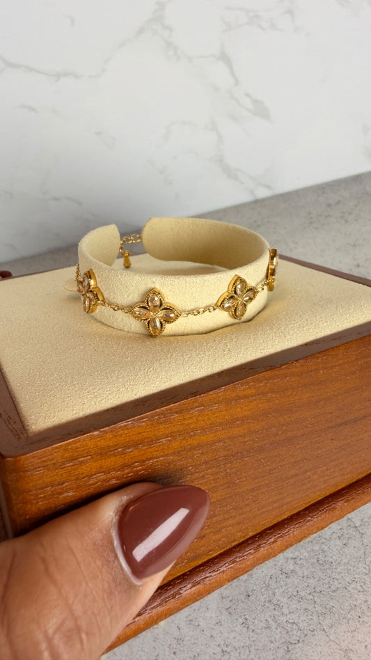 Elegant floral bracelet
