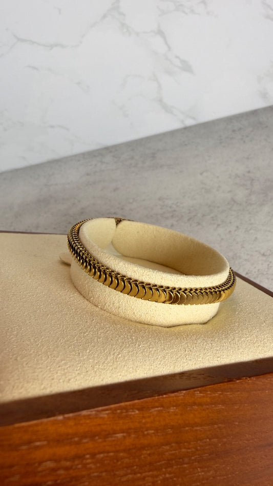 Elegant flat chain bracelet