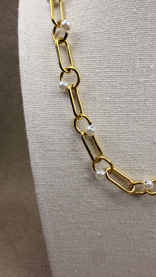 Modern pearl necklace