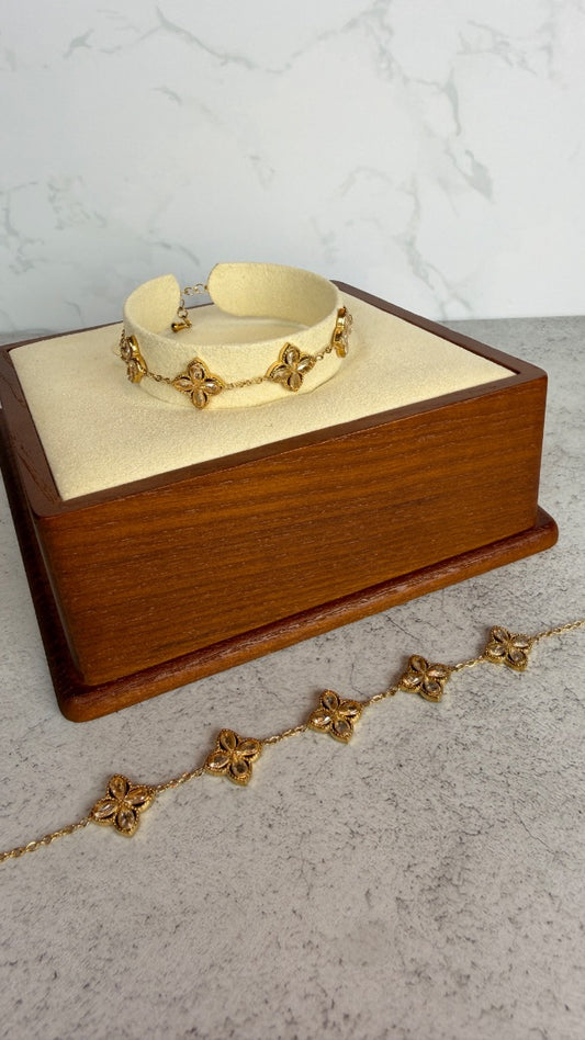 Elegant floral bracelet